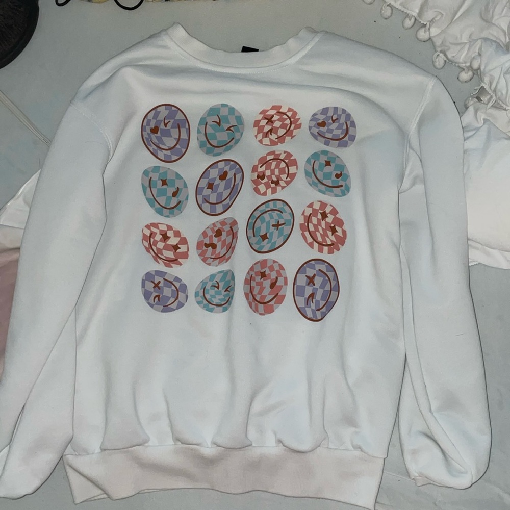 Smiley face Sweatshirt!!😍😍